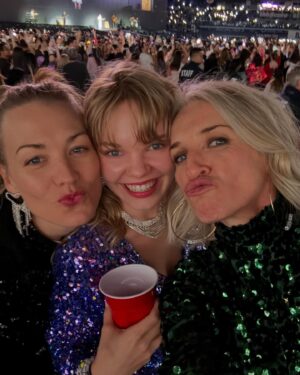 Yvonne Strahovski Instagram - To say I was excited to get ready for this show is defo an understatement. The only time I ever put on glitter sticker nails in my life. Yes there are dirty diapers in the background. Thank you @taylorswift for having us & putting on an incredibly AMAZING SHOW - we danced our asses off & sung REAL LOUD. Thank you @gracieabrams for also being such an amazing performer & for being so gracious & thank you @sophieflack for the fearless & tortured jewels 💎 We did it @officialevercarradine ;) 🌟🔥💥🫶🏻💋‼️