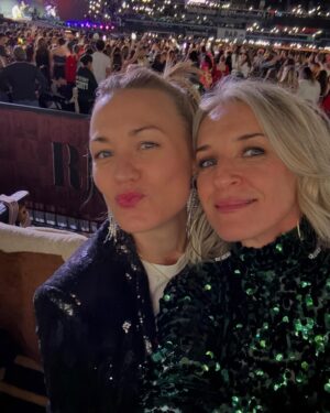 Yvonne Strahovski Instagram - To say I was excited to get ready for this show is defo an understatement. The only time I ever put on glitter sticker nails in my life. Yes there are dirty diapers in the background. Thank you @taylorswift for having us & putting on an incredibly AMAZING SHOW - we danced our asses off & sung REAL LOUD. Thank you @gracieabrams for also being such an amazing performer & for being so gracious & thank you @sophieflack for the fearless & tortured jewels 💎 We did it @officialevercarradine ;) 🌟🔥💥🫶🏻💋‼️