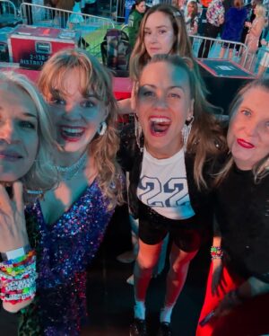 Yvonne Strahovski Instagram - To say I was excited to get ready for this show is defo an understatement. The only time I ever put on glitter sticker nails in my life. Yes there are dirty diapers in the background. Thank you @taylorswift for having us & putting on an incredibly AMAZING SHOW - we danced our asses off & sung REAL LOUD. Thank you @gracieabrams for also being such an amazing performer & for being so gracious & thank you @sophieflack for the fearless & tortured jewels 💎 We did it @officialevercarradine ;) 🌟🔥💥🫶🏻💋‼️