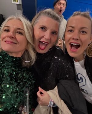 Yvonne Strahovski Instagram - To say I was excited to get ready for this show is defo an understatement. The only time I ever put on glitter sticker nails in my life. Yes there are dirty diapers in the background. Thank you @taylorswift for having us & putting on an incredibly AMAZING SHOW - we danced our asses off & sung REAL LOUD. Thank you @gracieabrams for also being such an amazing performer & for being so gracious & thank you @sophieflack for the fearless & tortured jewels 💎 We did it @officialevercarradine ;) 🌟🔥💥🫶🏻💋‼️