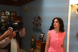 Zahra Habib Instagram - ابتدي وياكم بسم الله اول مشاهد من المسلسل الجديد 
يا ترى يا ترى انتوا مستعدين هاي السنة للمفاجأة!!!
التقيكم بكل حب في رمضان 2025 ان شاء الله 
بقصة مختلفة وفكرة مختلفة وشخصية هم مختلفة 
اسمحولنا ندخل بيوتكم بكل حب ويارب نكون عند حسن ظنكم🩷
Thank Ibrahim @be._e._ for the photo