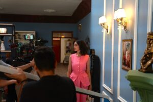 Zahra Habib Instagram - ابتدي وياكم بسم الله اول مشاهد من المسلسل الجديد 
يا ترى يا ترى انتوا مستعدين هاي السنة للمفاجأة!!!
التقيكم بكل حب في رمضان 2025 ان شاء الله 
بقصة مختلفة وفكرة مختلفة وشخصية هم مختلفة 
اسمحولنا ندخل بيوتكم بكل حب ويارب نكون عند حسن ظنكم🩷
Thank Ibrahim @be._e._ for the photo