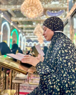 Zahra Habib Instagram - انظلمت وانغدرت 
وتآمروا عليه
ترضاها يا ابو فاضل؟ 
كل مرة اجي ما ارجع خايبة اجي اطلب منك تتواسطلي 
يم رب العالمين واكله يارب بجاه روح هذا الشخص اللي اني وكل الناس تحبه تستجيب دعائي 
وعلموني اول ما جيت اكول اريدها من شاربك يا ابو فاضل 
وكلتها 
هاي لحظة اريد أشاركها وياكم حتى يجي يوم واكلكم
 حقي رجع 
امين يارب و مو بس الي لكل مظلوم 💚
