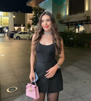 Zahraa Sami Instagram - 2025: the year to shine brighter than ever 🥂🕺🏻

آخر صورة بسنة ٢٠٢٤ ✨