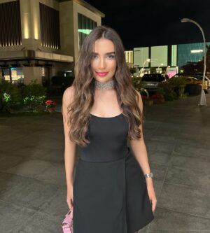 Zahraa Sami Instagram - 2025: the year to shine brighter than ever 🥂🕺🏻

آخر صورة بسنة ٢٠٢٤ ✨