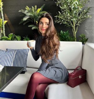Zahraa Sami Instagram - Zuzu vibes on replay: classy, calm, and caffeinated 🍓☕️

اسبوع و تخلص السنة احبكم بكد جمالها ❤️