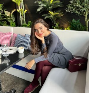 Zahraa Sami Instagram - Zuzu vibes on replay: classy, calm, and caffeinated 🍓☕️

اسبوع و تخلص السنة احبكم بكد جمالها ❤️