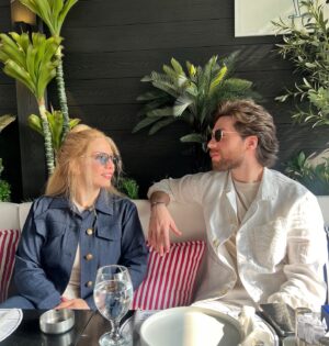 Zahraa Sami Instagram - Zuzu vibes on replay: classy, calm, and caffeinated 🍓☕️

اسبوع و تخلص السنة احبكم بكد جمالها ❤️