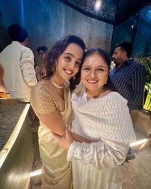 Zalak Desai Instagram - It was indeed a #MaJa Ni party!!!💃🏻 
Thank you @pujajoshi_official and @malhar028 for having me! Many congratulations on this new chapter of your lives♥️
It was so much fun meeting people I’ve worked with as a child actor more than 2 decades ago! 😇🥰
This bachcha has grown up and definitely made a lot of people feel old😂🙈
Good times, good fun, good memories, good peeps, a good night after so long😍

#Maja #MajaNiParty#GreatNight#Grateful#Blessed