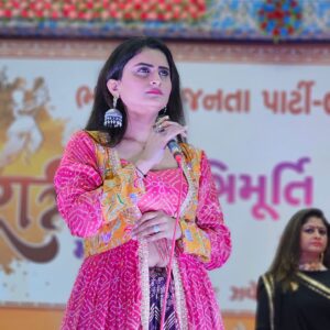 Zeel Joshi Instagram - ચલો હસ્તા ખેલતા , રોતા, કામ કરતા ફરી જીવન નુ એક વર્ષ ઓછુ કરીયુ.. પણ મસ્ત જીવ્યા.
ByBy #2024 & Wlc #2025 Happy New Year Everyone 🎉 ♥️ ✨️