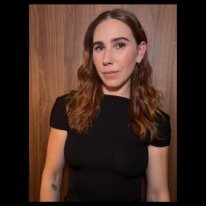 Zosia Mamet Instagram - I highly recommend hanging out with @sethmeyers on Mondays 📸 @lloydbishop 

Fit: @khaite_ny 
Style: @thomascarterphillips 
Makeup: @lisaaharon 
Hair: @anthonycampbellhair 
Nails: @colorvatnyc 
Sparkle: @aliweissjewelry @lionheartjewelry @mirakijewel @grazielagems @melindamaria_jewelry