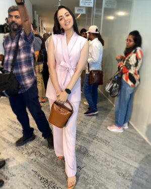 Zoya Afroz Instagram - Who needs evidence Jaswinder? These BTS smiles are proof of fun! 
#behindthescenes🎬 #SikandarKaMuqaddar @netflix_in @fridaystorytellers @fridayfilmworks