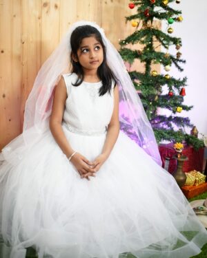 aazhiya sj Instagram - 🎅🌲🎄🧑‍🎄
Merry Christmas to those who are celebrating 🥳😍

#merrychristmas #christmasvibes #photoshoot @smileplzphotography #aazhiya #childartist #rowdybaby