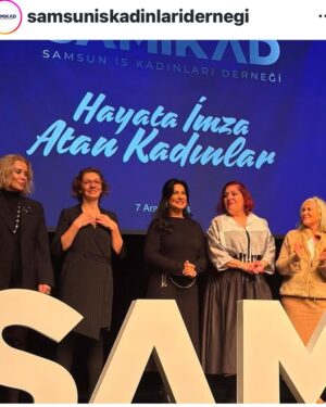 İclal Aydın Instagram - Yollardayım yine… 
Şu anda havaalanında Budapeşte uçağımı bekliyorum. 
Geçen hafta Elazığ’daydım. Baba ocağında. 11 yaşımda yatılı okuduğum Elazığ Anadolu Lisesi’ni gördüm yıllar sonra. Bana çocuk yaşımda uçsuz bucaksz gelen o bahçede yeniden yürüdüm ve şehrin değişimine inanamadım. Zaman dardı akrabalarımın çoğunu göremeden imzamı yaptım, okurlarımla buluştum ve döndüm. Sonra da hooop Samsun’a geçtim. 
@samsuniskadinlaridernegi ‘nin davetlisiydim. Harika geçen saatlerin ardından beni bekleyen bir sürpriz vardı. Dernek üyelerinden sevgili Nagehan hanım yıllardır yazılarımı saklarmış. 
Öyle iyi bir vakitte öyle isabetli yazılar çıkıp geldi ki… 
Kısa saçlı, taze anne halimi gördüm o yazılarda. 
Popüler dünyanın içinde varlığını, yolunu, dilini korumaya çalışan o genç kadına herkesten çok ben haksızlık yapmışım zaman zaman. Hatırlamak gerçekten iyi geldi. Elazığ’da 11 yaşımı, Samsun’da 33 yaşımı düşündüm. Nereden nereye… 
Şimdi başka bir ülkede başka bir dilde yazdıklarımı okuyanlarla buluşmaya gidiyorum. 
Gerçekten ne güzel bir yolculukmuş dünde kalan… 🥰