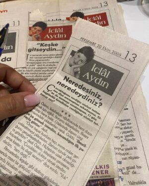İclal Aydın Instagram - Yollardayım yine… 
Şu anda havaalanında Budapeşte uçağımı bekliyorum. 
Geçen hafta Elazığ’daydım. Baba ocağında. 11 yaşımda yatılı okuduğum Elazığ Anadolu Lisesi’ni gördüm yıllar sonra. Bana çocuk yaşımda uçsuz bucaksz gelen o bahçede yeniden yürüdüm ve şehrin değişimine inanamadım. Zaman dardı akrabalarımın çoğunu göremeden imzamı yaptım, okurlarımla buluştum ve döndüm. Sonra da hooop Samsun’a geçtim. 
@samsuniskadinlaridernegi ‘nin davetlisiydim. Harika geçen saatlerin ardından beni bekleyen bir sürpriz vardı. Dernek üyelerinden sevgili Nagehan hanım yıllardır yazılarımı saklarmış. 
Öyle iyi bir vakitte öyle isabetli yazılar çıkıp geldi ki… 
Kısa saçlı, taze anne halimi gördüm o yazılarda. 
Popüler dünyanın içinde varlığını, yolunu, dilini korumaya çalışan o genç kadına herkesten çok ben haksızlık yapmışım zaman zaman. Hatırlamak gerçekten iyi geldi. Elazığ’da 11 yaşımı, Samsun’da 33 yaşımı düşündüm. Nereden nereye… 
Şimdi başka bir ülkede başka bir dilde yazdıklarımı okuyanlarla buluşmaya gidiyorum. 
Gerçekten ne güzel bir yolculukmuş dünde kalan… 🥰