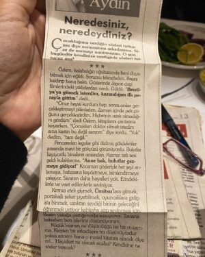 İclal Aydın Instagram - Yollardayım yine… 
Şu anda havaalanında Budapeşte uçağımı bekliyorum. 
Geçen hafta Elazığ’daydım. Baba ocağında. 11 yaşımda yatılı okuduğum Elazığ Anadolu Lisesi’ni gördüm yıllar sonra. Bana çocuk yaşımda uçsuz bucaksz gelen o bahçede yeniden yürüdüm ve şehrin değişimine inanamadım. Zaman dardı akrabalarımın çoğunu göremeden imzamı yaptım, okurlarımla buluştum ve döndüm. Sonra da hooop Samsun’a geçtim. 
@samsuniskadinlaridernegi ‘nin davetlisiydim. Harika geçen saatlerin ardından beni bekleyen bir sürpriz vardı. Dernek üyelerinden sevgili Nagehan hanım yıllardır yazılarımı saklarmış. 
Öyle iyi bir vakitte öyle isabetli yazılar çıkıp geldi ki… 
Kısa saçlı, taze anne halimi gördüm o yazılarda. 
Popüler dünyanın içinde varlığını, yolunu, dilini korumaya çalışan o genç kadına herkesten çok ben haksızlık yapmışım zaman zaman. Hatırlamak gerçekten iyi geldi. Elazığ’da 11 yaşımı, Samsun’da 33 yaşımı düşündüm. Nereden nereye… 
Şimdi başka bir ülkede başka bir dilde yazdıklarımı okuyanlarla buluşmaya gidiyorum. 
Gerçekten ne güzel bir yolculukmuş dünde kalan… 🥰