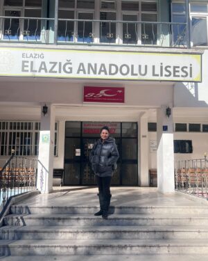 İclal Aydın Instagram - Yollardayım yine… 
Şu anda havaalanında Budapeşte uçağımı bekliyorum. 
Geçen hafta Elazığ’daydım. Baba ocağında. 11 yaşımda yatılı okuduğum Elazığ Anadolu Lisesi’ni gördüm yıllar sonra. Bana çocuk yaşımda uçsuz bucaksz gelen o bahçede yeniden yürüdüm ve şehrin değişimine inanamadım. Zaman dardı akrabalarımın çoğunu göremeden imzamı yaptım, okurlarımla buluştum ve döndüm. Sonra da hooop Samsun’a geçtim. 
@samsuniskadinlaridernegi ‘nin davetlisiydim. Harika geçen saatlerin ardından beni bekleyen bir sürpriz vardı. Dernek üyelerinden sevgili Nagehan hanım yıllardır yazılarımı saklarmış. 
Öyle iyi bir vakitte öyle isabetli yazılar çıkıp geldi ki… 
Kısa saçlı, taze anne halimi gördüm o yazılarda. 
Popüler dünyanın içinde varlığını, yolunu, dilini korumaya çalışan o genç kadına herkesten çok ben haksızlık yapmışım zaman zaman. Hatırlamak gerçekten iyi geldi. Elazığ’da 11 yaşımı, Samsun’da 33 yaşımı düşündüm. Nereden nereye… 
Şimdi başka bir ülkede başka bir dilde yazdıklarımı okuyanlarla buluşmaya gidiyorum. 
Gerçekten ne güzel bir yolculukmuş dünde kalan… 🥰