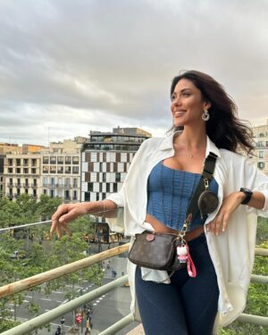 eleonora d'alessandro Instagram - Questa è la mia 17º volta a Barcellona, ho la fortuna di lavorare in questo posto meraviglioso almeno 2/3 volte l’anno …  ma ogni volta è sempre un’emozione nuova 🇪🇸🇪🇸. Questa settimana è stata magica, piena di emozioni e colpi di scena… lavorare con un team che per me è come una seconda famiglia, nella città in cui abita la mia migliore amica… un sogno! 🥹❤️. 
•
Torno a casa (dopo 3 mesi a fare la trottola in giro per il mondo), fiera e soddisfatta… torno a casa e stavolta non solo per due giorni per poi risalire su un altro aereo: finalmente nel mese di maggio lavorerò nella mia Roma e riprenderò, dopo tanto tempo, in mano la mia vita e le mie abitudini… quelle abitudini che, per quanto io ami la mia vita da vagabonda, un po’ iniziavano a mancarmi .
A presto Spagna… ci vediamo tra un paio di mesi! 🇪🇸👋🏻
•
#barcelonabridalweek#bridalweek#barcelona#barcellona