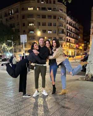 eleonora d'alessandro Instagram - Questa è la mia 17º volta a Barcellona, ho la fortuna di lavorare in questo posto meraviglioso almeno 2/3 volte l’anno …  ma ogni volta è sempre un’emozione nuova 🇪🇸🇪🇸. Questa settimana è stata magica, piena di emozioni e colpi di scena… lavorare con un team che per me è come una seconda famiglia, nella città in cui abita la mia migliore amica… un sogno! 🥹❤️. 
•
Torno a casa (dopo 3 mesi a fare la trottola in giro per il mondo), fiera e soddisfatta… torno a casa e stavolta non solo per due giorni per poi risalire su un altro aereo: finalmente nel mese di maggio lavorerò nella mia Roma e riprenderò, dopo tanto tempo, in mano la mia vita e le mie abitudini… quelle abitudini che, per quanto io ami la mia vita da vagabonda, un po’ iniziavano a mancarmi .
A presto Spagna… ci vediamo tra un paio di mesi! 🇪🇸👋🏻
•
#barcelonabridalweek#bridalweek#barcelona#barcellona