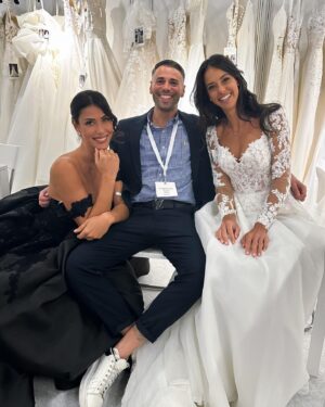 eleonora d'alessandro Instagram - Day 2 in #England 🇬🇧 to the @bridalweekofficial for @eddyk_bridal 🫶🏻
•
Qualche scatto da questi ultimi 3 giorni… A parte i 2 gradi fuori, qui tutto bene 🥶… da Londra ad Harrogate, passando per Barcellona, direzione Hessen😅 … 👰🏻‍♀️❤️
•
#bridalfashionweek#bridalfashion