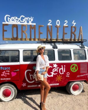 eleonora d'alessandro Instagram - Ultimo giorno di ferie e domani si riparte alla grande e a pieno regime ✈️… Sono state due settimane stupende, e questi ultimi 5 giorni a #Formentera mi hanno completamente rigenerato l’anima e ricaricato le batterie dopo una delle stagioni più difficile ma al tempo stesso più soddisfacenti della mia vita.❤️ Da quando ho aperto la mia azienda, queste sono state le prime vacanze che mi sono goduta davvero a pieno (non pensando minimamente al lavoro e agli impegni che lasciavo in sospeso in Italia). Ho sempre condotto una vita a mille, ma gli ultimi mesi mi hanno insegnato quanto sia importante fermarsi a riposare, prendersi tempo per pensare e  rilassarsi, per poi riprendere tutto in mano con più forza, energia e cazzimm di prima ! Questa estate è stata senza dubbio una delle più belle di sempre! 🙏🏻🥹❤️☀️
•
#summer2024#formentera