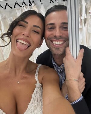 eleonora d'alessandro Instagram - Day 2 in #England 🇬🇧 to the @bridalweekofficial for @eddyk_bridal 🫶🏻
•
Qualche scatto da questi ultimi 3 giorni… A parte i 2 gradi fuori, qui tutto bene 🥶… da Londra ad Harrogate, passando per Barcellona, direzione Hessen😅 … 👰🏻‍♀️❤️
•
#bridalfashionweek#bridalfashion