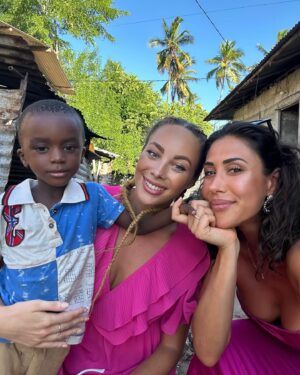 eleonora d'alessandro Instagram - Qualche foto ricordo di questa settimana surreale e piena di cose belle.. Sono appena atterrata a Roma: è appena finita quella che è stata la vacanza più bella della mia vita. E vero, ero già stata in questo posto, è vero, forse in Thailandia e nelle Filippine ho visto posti ancora più belli... ma niente è paragonabile a quello che ho avuto la fortuna di provare questa settimana. Dopo un anno e mezzo sono riuscita finalmente a staccare la mente dal lavoro razionalizzando che era troppo tempo che non vivevo davvero il momento in modo totalmente spensierato. Ho viaggiato accanto alla compagna di avventura perfetta, ho conosciuto persone meravigliose che in questi giorni sono diventate una famiglia, un punto di riferimento, uno stimolo di miglioramento e uno spunto per vedere le cose da altri punti di vista. L’Africa ti da tanto, e mai come questa volta l’ho provato sulla mia pelle. Ho capito con questo viaggio che si, è bello lavorare, raggiungere i proprio obiettivi, fare sacrifici e dare il massimo per arrivare sempre più in alto, ma ciò che conta davvero sta nelle esperienze, nei momenti che viviamo con la mente staccata e il cuore connesso. Non vedo l’ora di tornare a vivere questo tornado di emozioni e ridere di nuovo fino a piangere.🥹❤️
Sono infinitamente grata alla vita per avermi dato la fortuna di vivere tutto questo. #Zanzibar, mi mancherai da morire e con te tutto quello che mi hai
regalato!
A presto terra meravigliosa🇹🇿, a presto piccoli stronzetti Italo-zanzibarini… vi voglio bene! @labase_zanzibar 🫶🏻cri