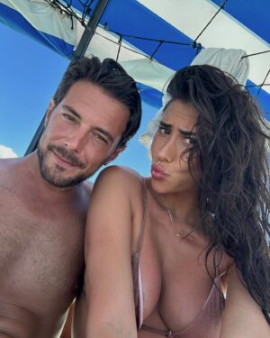 eleonora d'alessandro Instagram - Qualche foto ricordo di questa settimana surreale e piena di cose belle.. Sono appena atterrata a Roma: è appena finita quella che è stata la vacanza più bella della mia vita. E vero, ero già stata in questo posto, è vero, forse in Thailandia e nelle Filippine ho visto posti ancora più belli... ma niente è paragonabile a quello che ho avuto la fortuna di provare questa settimana. Dopo un anno e mezzo sono riuscita finalmente a staccare la mente dal lavoro razionalizzando che era troppo tempo che non vivevo davvero il momento in modo totalmente spensierato. Ho viaggiato accanto alla compagna di avventura perfetta, ho conosciuto persone meravigliose che in questi giorni sono diventate una famiglia, un punto di riferimento, uno stimolo di miglioramento e uno spunto per vedere le cose da altri punti di vista. L’Africa ti da tanto, e mai come questa volta l’ho provato sulla mia pelle. Ho capito con questo viaggio che si, è bello lavorare, raggiungere i proprio obiettivi, fare sacrifici e dare il massimo per arrivare sempre più in alto, ma ciò che conta davvero sta nelle esperienze, nei momenti che viviamo con la mente staccata e il cuore connesso. Non vedo l’ora di tornare a vivere questo tornado di emozioni e ridere di nuovo fino a piangere.🥹❤️
Sono infinitamente grata alla vita per avermi dato la fortuna di vivere tutto questo. #Zanzibar, mi mancherai da morire e con te tutto quello che mi hai
regalato!
A presto terra meravigliosa🇹🇿, a presto piccoli stronzetti Italo-zanzibarini… vi voglio bene! @labase_zanzibar 🫶🏻cri