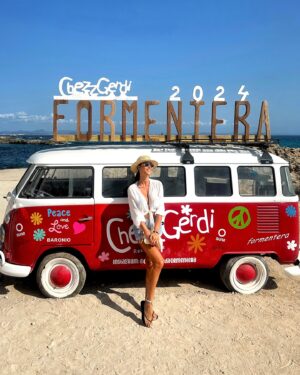eleonora d'alessandro Instagram - Ultimo giorno di ferie e domani si riparte alla grande e a pieno regime ✈️… Sono state due settimane stupende, e questi ultimi 5 giorni a #Formentera mi hanno completamente rigenerato l’anima e ricaricato le batterie dopo una delle stagioni più difficile ma al tempo stesso più soddisfacenti della mia vita.❤️ Da quando ho aperto la mia azienda, queste sono state le prime vacanze che mi sono goduta davvero a pieno (non pensando minimamente al lavoro e agli impegni che lasciavo in sospeso in Italia). Ho sempre condotto una vita a mille, ma gli ultimi mesi mi hanno insegnato quanto sia importante fermarsi a riposare, prendersi tempo per pensare e  rilassarsi, per poi riprendere tutto in mano con più forza, energia e cazzimm di prima ! Questa estate è stata senza dubbio una delle più belle di sempre! 🙏🏻🥹❤️☀️
•
#summer2024#formentera