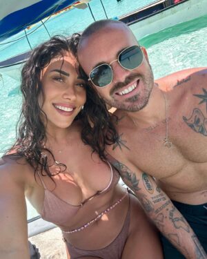 eleonora d'alessandro Instagram - Qualche foto ricordo di questa settimana surreale e piena di cose belle.. Sono appena atterrata a Roma: è appena finita quella che è stata la vacanza più bella della mia vita. E vero, ero già stata in questo posto, è vero, forse in Thailandia e nelle Filippine ho visto posti ancora più belli... ma niente è paragonabile a quello che ho avuto la fortuna di provare questa settimana. Dopo un anno e mezzo sono riuscita finalmente a staccare la mente dal lavoro razionalizzando che era troppo tempo che non vivevo davvero il momento in modo totalmente spensierato. Ho viaggiato accanto alla compagna di avventura perfetta, ho conosciuto persone meravigliose che in questi giorni sono diventate una famiglia, un punto di riferimento, uno stimolo di miglioramento e uno spunto per vedere le cose da altri punti di vista. L’Africa ti da tanto, e mai come questa volta l’ho provato sulla mia pelle. Ho capito con questo viaggio che si, è bello lavorare, raggiungere i proprio obiettivi, fare sacrifici e dare il massimo per arrivare sempre più in alto, ma ciò che conta davvero sta nelle esperienze, nei momenti che viviamo con la mente staccata e il cuore connesso. Non vedo l’ora di tornare a vivere questo tornado di emozioni e ridere di nuovo fino a piangere.🥹❤️
Sono infinitamente grata alla vita per avermi dato la fortuna di vivere tutto questo. #Zanzibar, mi mancherai da morire e con te tutto quello che mi hai
regalato!
A presto terra meravigliosa🇹🇿, a presto piccoli stronzetti Italo-zanzibarini… vi voglio bene! @labase_zanzibar 🫶🏻cri