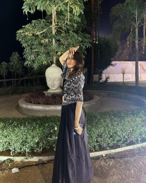 netri nisarg trivedi Instagram - Glittering in my colour 🖤
Styled by : @rudradave33 
Wearing @officialbenbaa