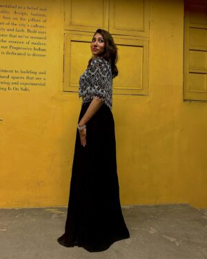 netri nisarg trivedi Instagram - Glittering in my colour 🖤
Styled by : @rudradave33 
Wearing @officialbenbaa