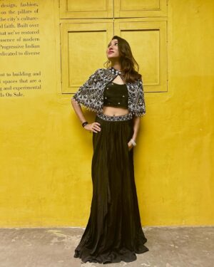 netri nisarg trivedi Instagram - Glittering in my colour 🖤
Styled by : @rudradave33 
Wearing @officialbenbaa