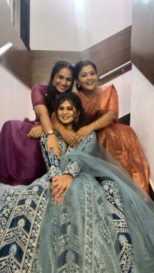 preetha reddy Instagram - Kannamma 😍❤️🫂💐 #rohini #meena
#shuruthi #salma #gomathipriya #preetha #siragadikkaaasai #vijaytelevision #hotstar #television #actress #trendingreels #reelsinstagram #reelsindia
#reelkarofeelkaro #cosisters #sisterinlaw