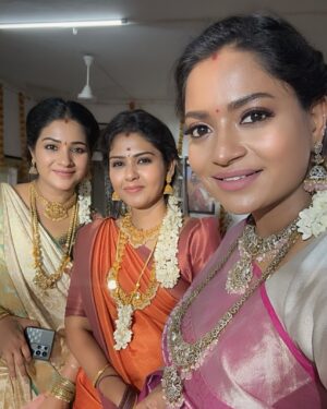 sathya sai krishnan Instagram - The Pandian store Fam ♥️ Girl power 

@sathyasai_krishnan @hemarajsathish_official @_shalinii__ @sharanyaturadi_official 

How is our combo in Pandian stores??