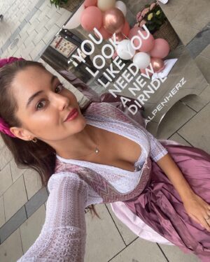 zoelle frick Instagram - You look like you need a new Dirndl 🥨🩷🍻 #wiesn#tracht#oktoberfest#dirndlliebe#tracht#alpenherz#dirndltime#dirndllove#trachtenliebe#münchen#münchenträgttracht