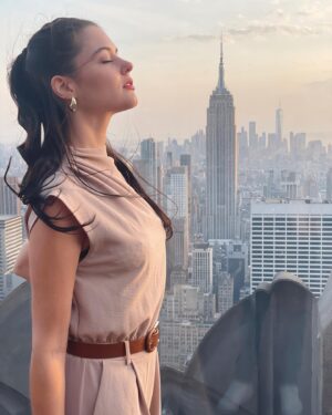 zoelle frick Instagram - Dune inspired look in Manhattan 🌆

#nycstyle#nycstreetstyle#dunemovie#nycmodel#newyorkcityfashion#newyorks