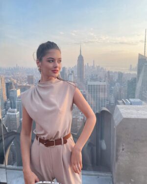 zoelle frick Instagram - Dune inspired look in Manhattan 🌆

#nycstyle#nycstreetstyle#dunemovie#nycmodel#newyorkcityfashion#newyorks