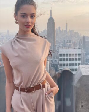zoelle frick Instagram - Dune inspired look in Manhattan 🌆

#nycstyle#nycstreetstyle#dunemovie#nycmodel#newyorkcityfashion#newyorks