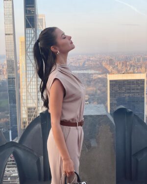 zoelle frick Instagram - Dune inspired look in Manhattan 🌆

#nycstyle#nycstreetstyle#dunemovie#nycmodel#newyorkcityfashion#newyorks