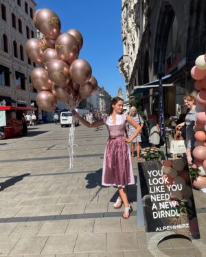 zoelle frick Instagram - You look like you need a new Dirndl 🥨🩷🍻 #wiesn#tracht#oktoberfest#dirndlliebe#tracht#alpenherz#dirndltime#dirndllove#trachtenliebe#münchen#münchenträgttracht