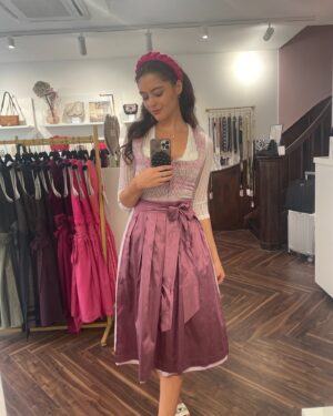 zoelle frick Instagram - You look like you need a new Dirndl 🥨🩷🍻 #wiesn#tracht#oktoberfest#dirndlliebe#tracht#alpenherz#dirndltime#dirndllove#trachtenliebe#münchen#münchenträgttracht