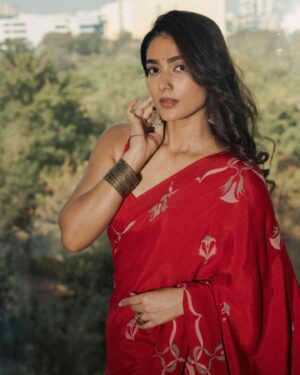 Aakanksha Singh Instagram - ♥️♥️

Muah @makeup.artist.anusha 
Styled by Rashmitathapa
Outfit @harshita.nimishakavi_official
Jewellery @tantra.brassjewellery
Shot by @puchi.photography

#shashtipoothi