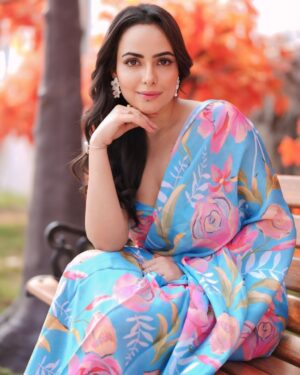 Aanchal Munjal Instagram - Dil bhi dhadka, saans bhi thami .. 👄
Styled by @theanunarang
Shot by @mr._mk_photographer
Hair & MUA @sunny_makeup_artist
Shot at @setsinthecity.in 
Saree by @desiwedesi_official on @manerazz_official
