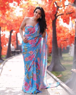 Aanchal Munjal Instagram - Dil bhi dhadka, saans bhi thami .. 👄
Styled by @theanunarang
Shot by @mr._mk_photographer
Hair & MUA @sunny_makeup_artist
Shot at @setsinthecity.in 
Saree by @desiwedesi_official on @manerazz_official