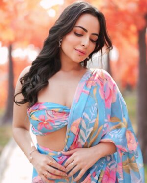 Aanchal Munjal Instagram - Dil bhi dhadka, saans bhi thami .. 👄
Styled by @theanunarang
Shot by @mr._mk_photographer
Hair & MUA @sunny_makeup_artist
Shot at @setsinthecity.in 
Saree by @desiwedesi_official on @manerazz_official