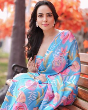 Aanchal Munjal Instagram - Dil bhi dhadka, saans bhi thami .. 👄
Styled by @theanunarang
Shot by @mr._mk_photographer
Hair & MUA @sunny_makeup_artist
Shot at @setsinthecity.in 
Saree by @desiwedesi_official on @manerazz_official