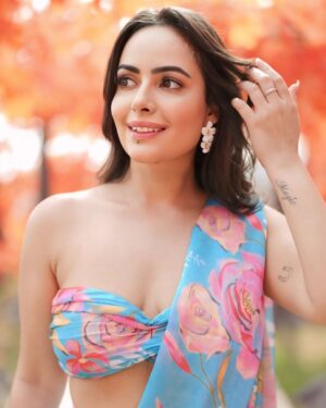 Aanchal Munjal Instagram - Dil bhi dhadka, saans bhi thami .. 👄
Styled by @theanunarang
Shot by @mr._mk_photographer
Hair & MUA @sunny_makeup_artist
Shot at @setsinthecity.in 
Saree by @desiwedesi_official on @manerazz_official