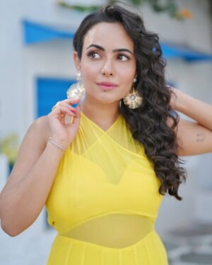Aanchal Munjal Instagram - Do you know Yellow’s my fav colour ? 👄💛 #HelloFebruary 🧿👀🧚🏻‍♀️
Conceptualised n styled by @theanunarang
Hair & MU by @sunny_makeup_artist 
Shot by @mr._mk_photographer
Location @setsinthecity.in
