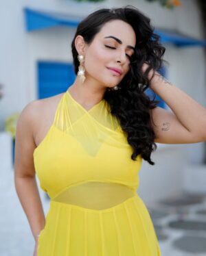 Aanchal Munjal Instagram - Do you know Yellow’s my fav colour ? 👄💛 #HelloFebruary 🧿👀🧚🏻‍♀️
Conceptualised n styled by @theanunarang
Hair & MU by @sunny_makeup_artist 
Shot by @mr._mk_photographer
Location @setsinthecity.in
